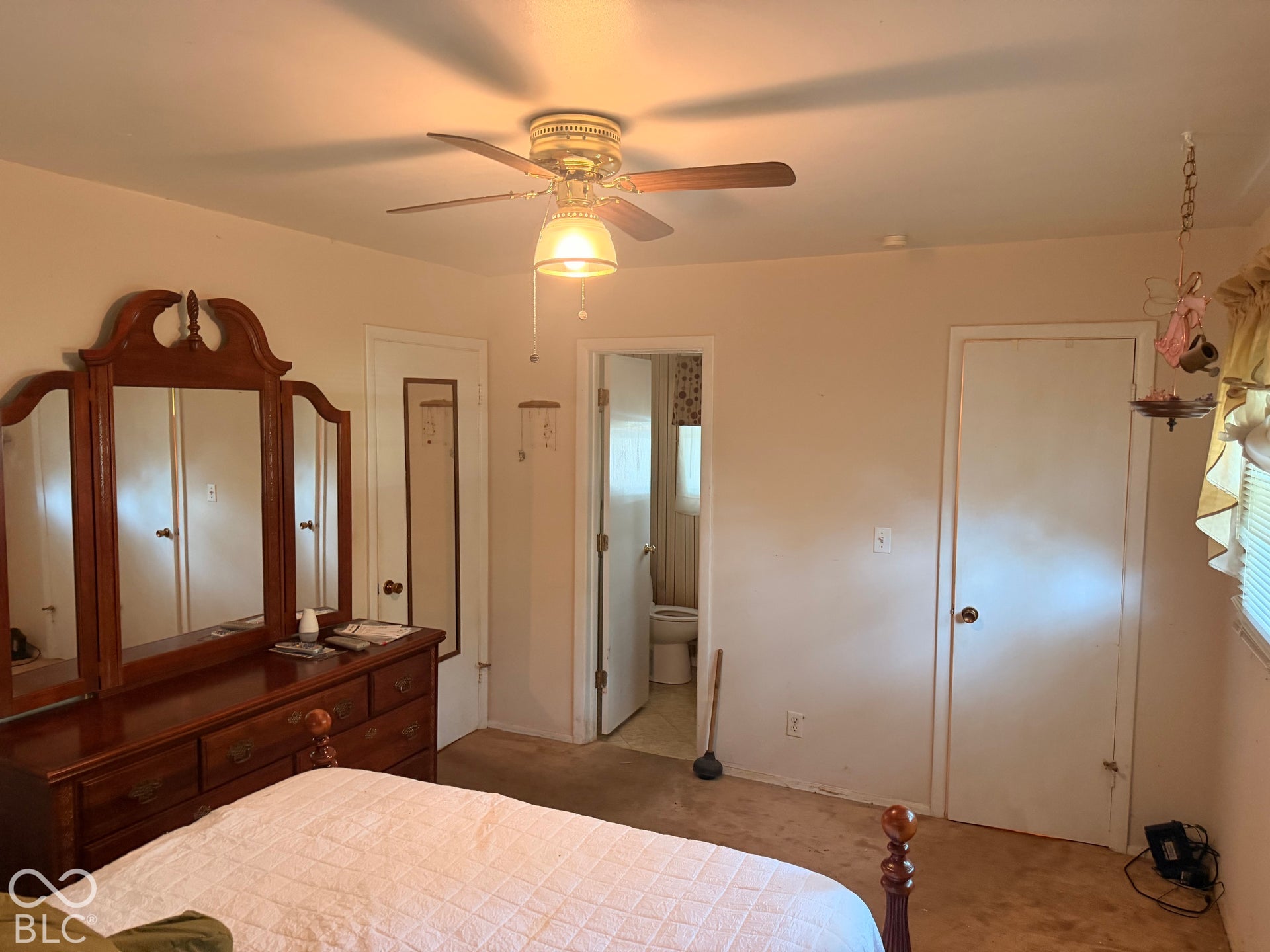Ceiling fan with integrated lighting