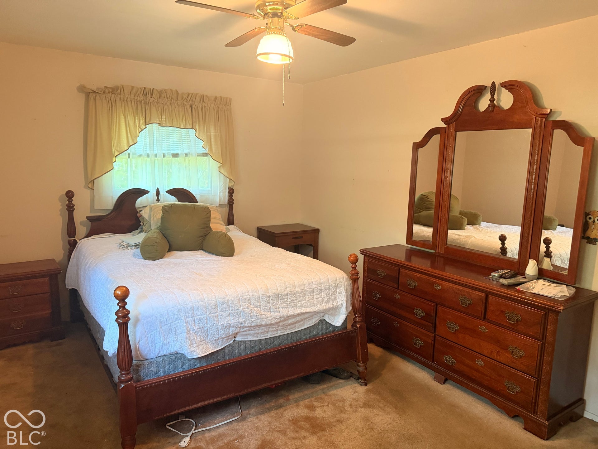 Ceiling fan with integrated lighting