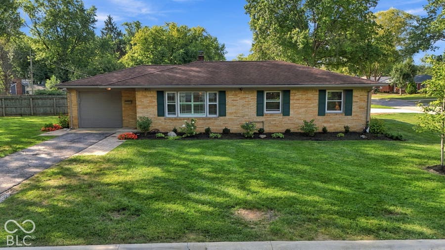 Property photo for 895 W Poplar Street, Zionsville, IN