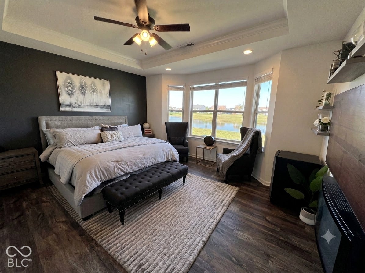 Tray ceiling with recessed lighting and ceiling fan