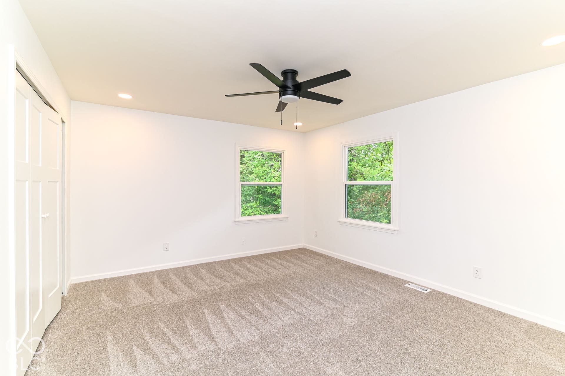 Room featuring plush carpet flooring, two windows, recessed lighting, and a ceiling fan