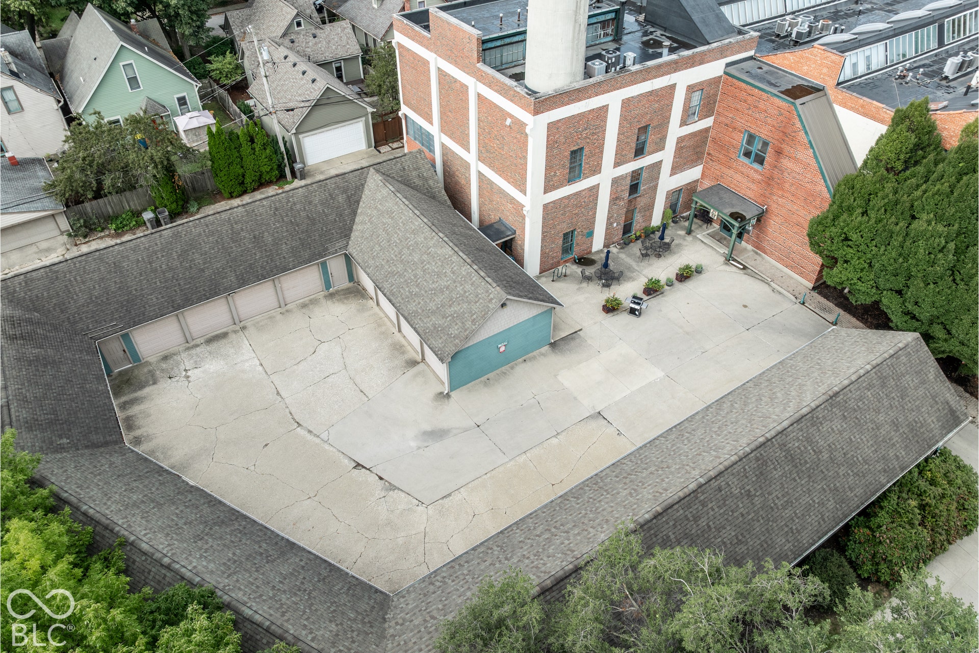 Attached garage structure with multiple bays