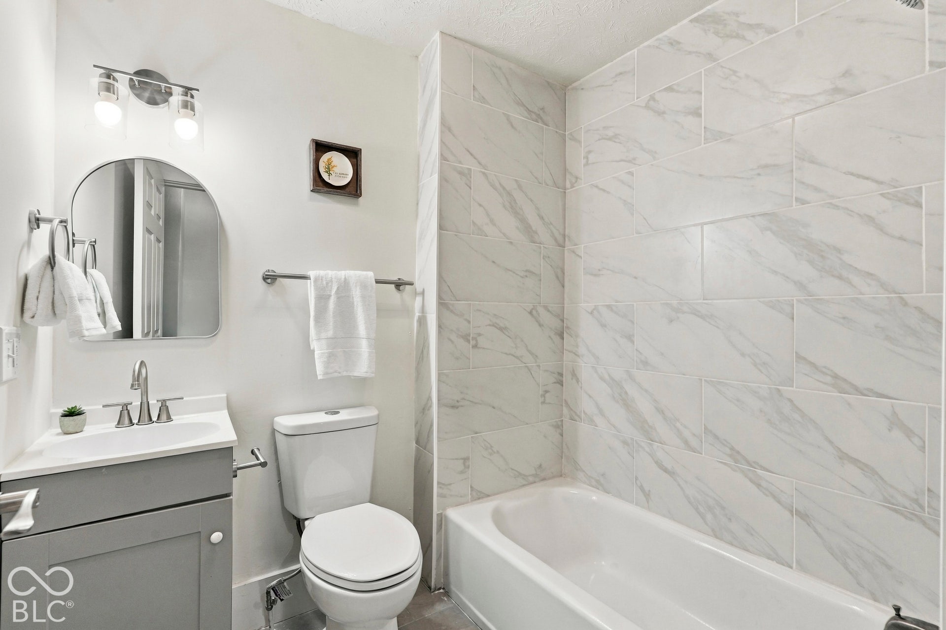 Full bath (upper level)