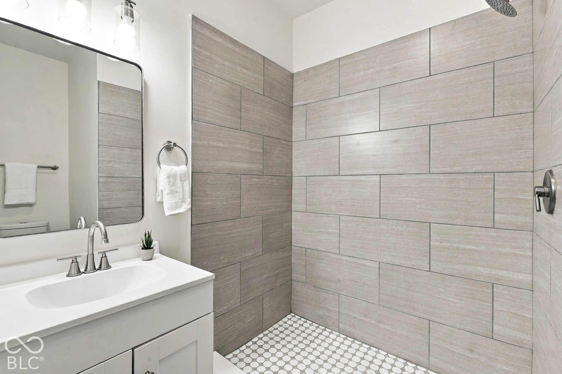 Main level ensuite full bath