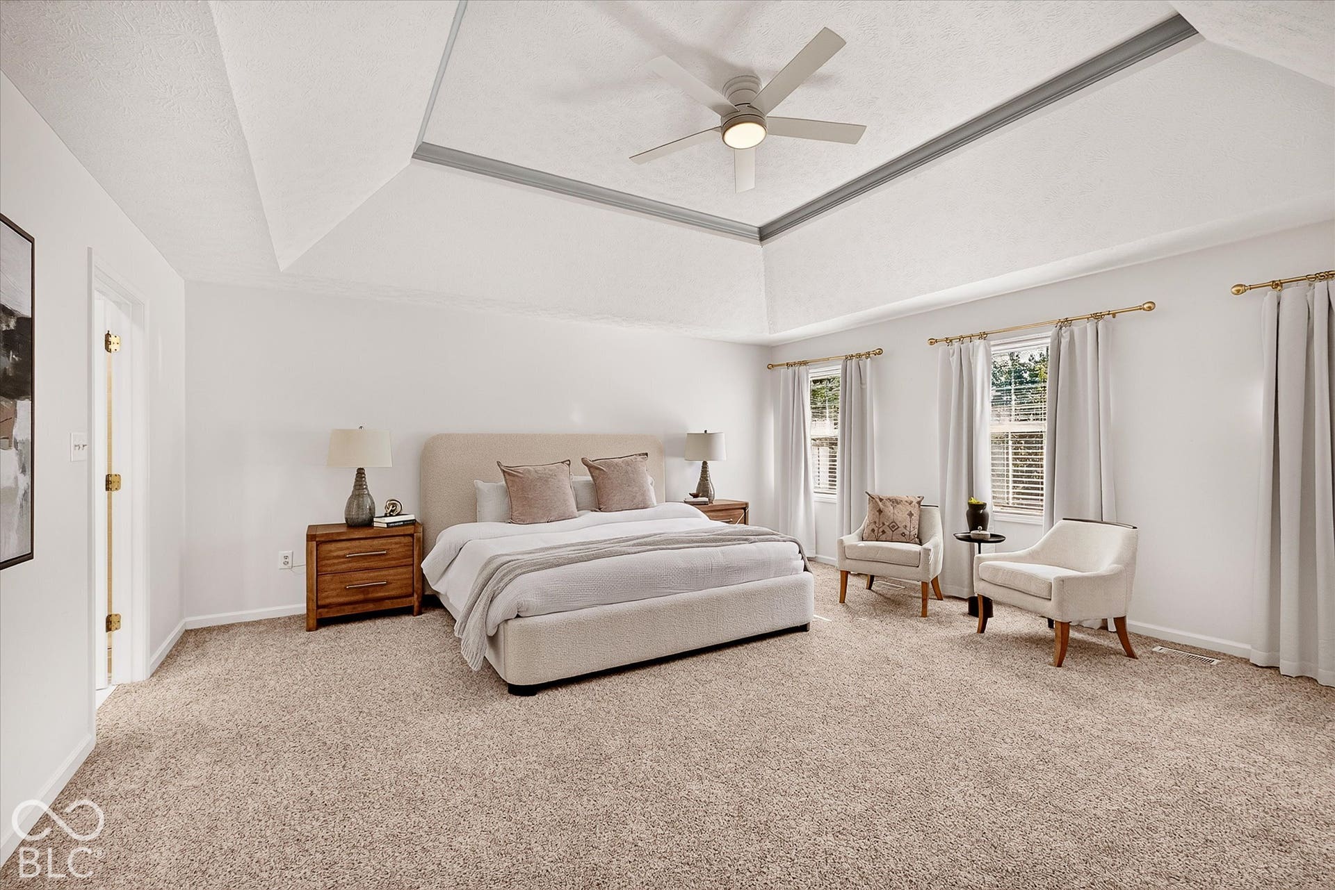 Tray ceiling with decorative molding, ceiling fan, and recessed lighting