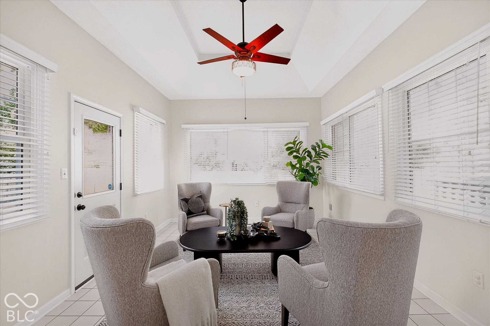 Vaulted ceiling with an attached ceiling fan and light fixture