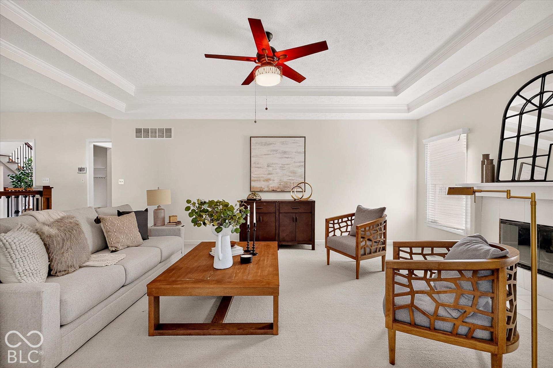 Tray ceiling with crown molding and ceiling fan