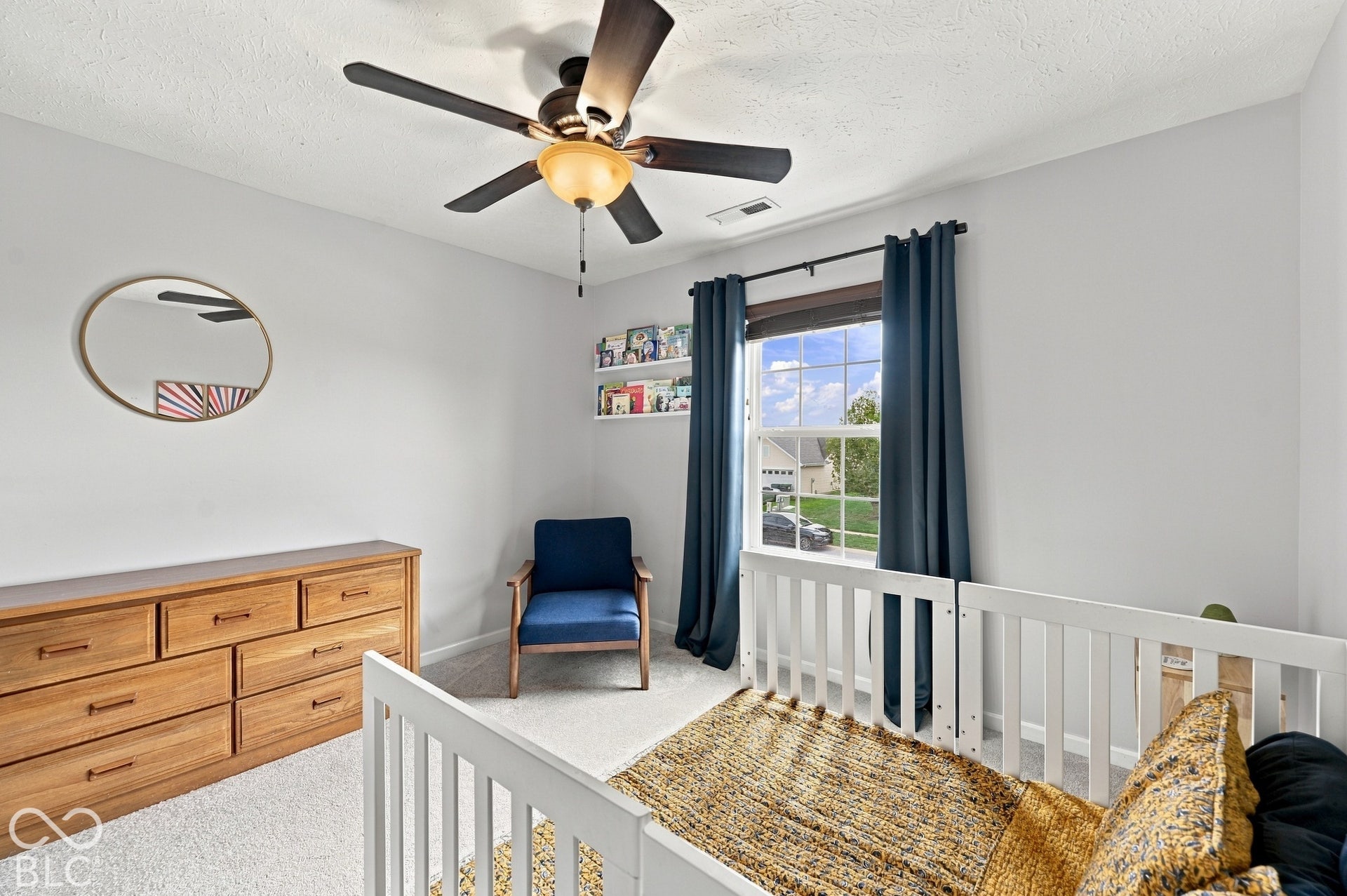 Ceiling fan with integrated lighting