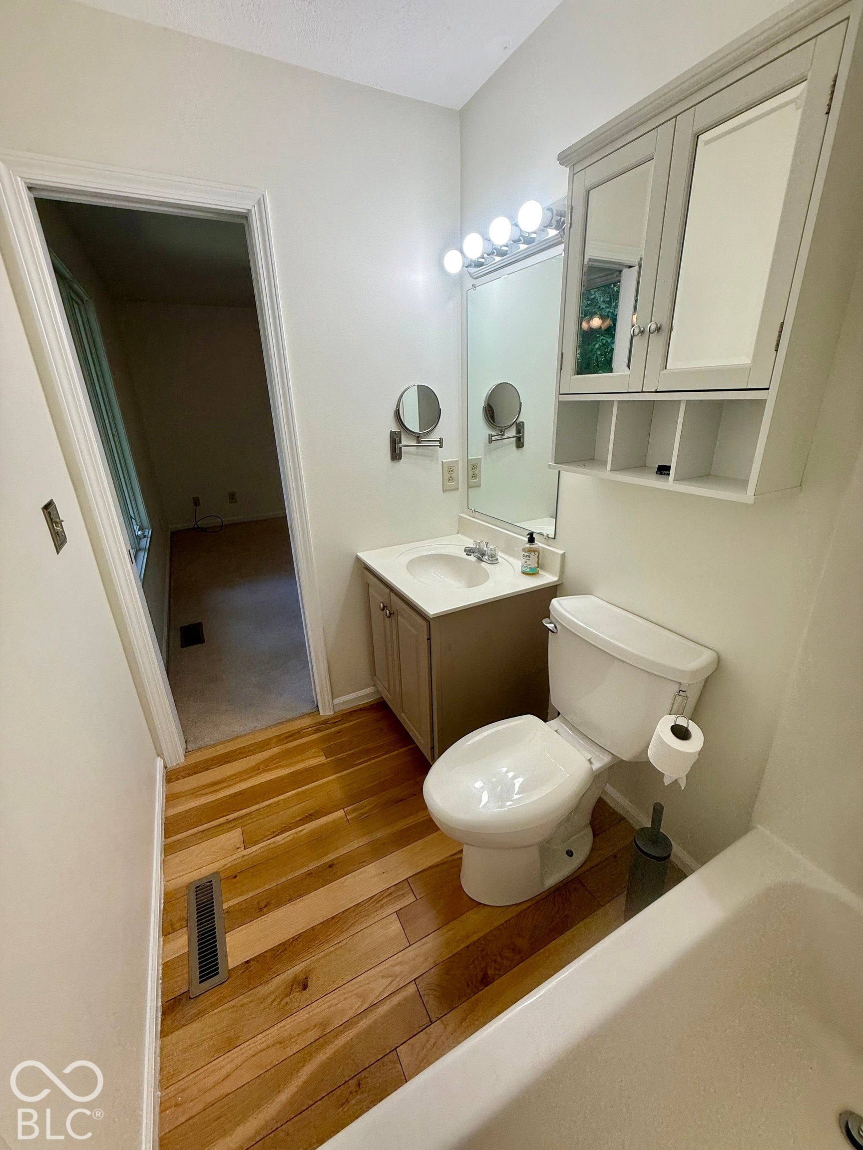 Full bathroom in bedroom 2