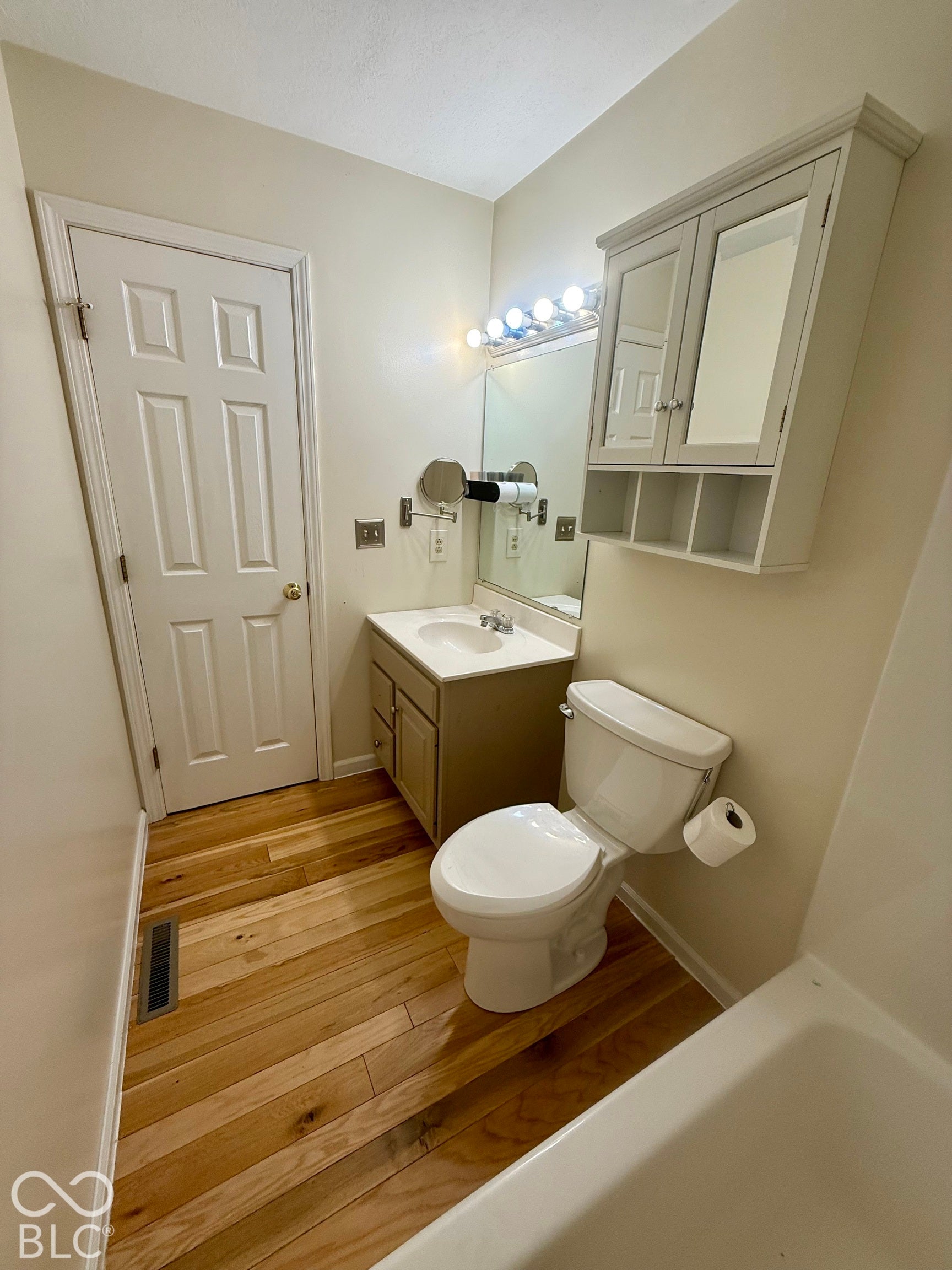 Full hallway bathroom