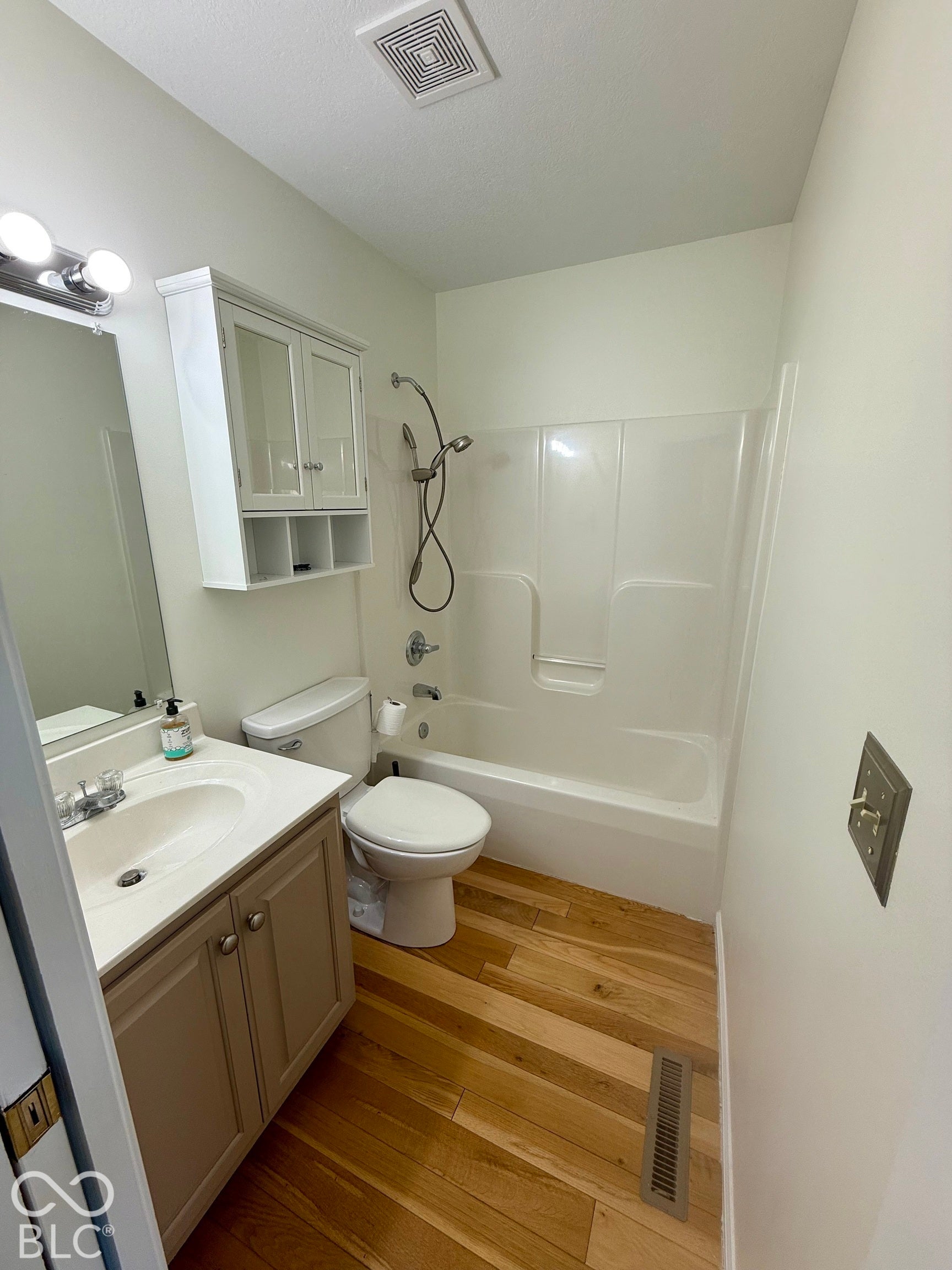 Full bathroom in bedroom 2.