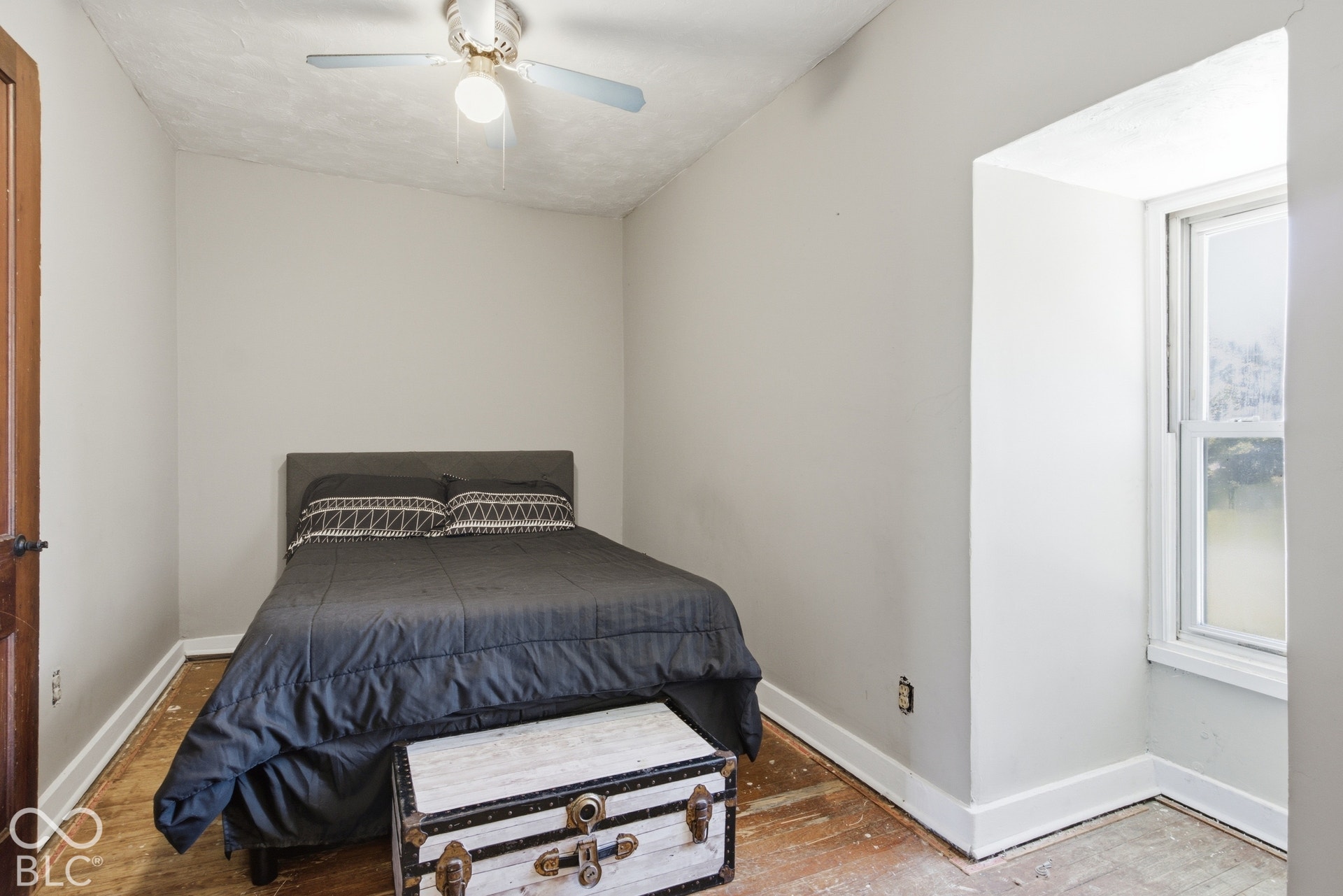 Ceiling fan fixture with integrated lighting