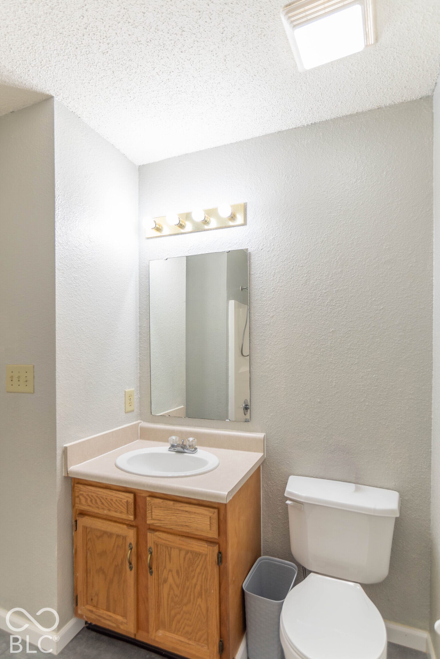 2nd bathroom upstairs with shower/tub combo