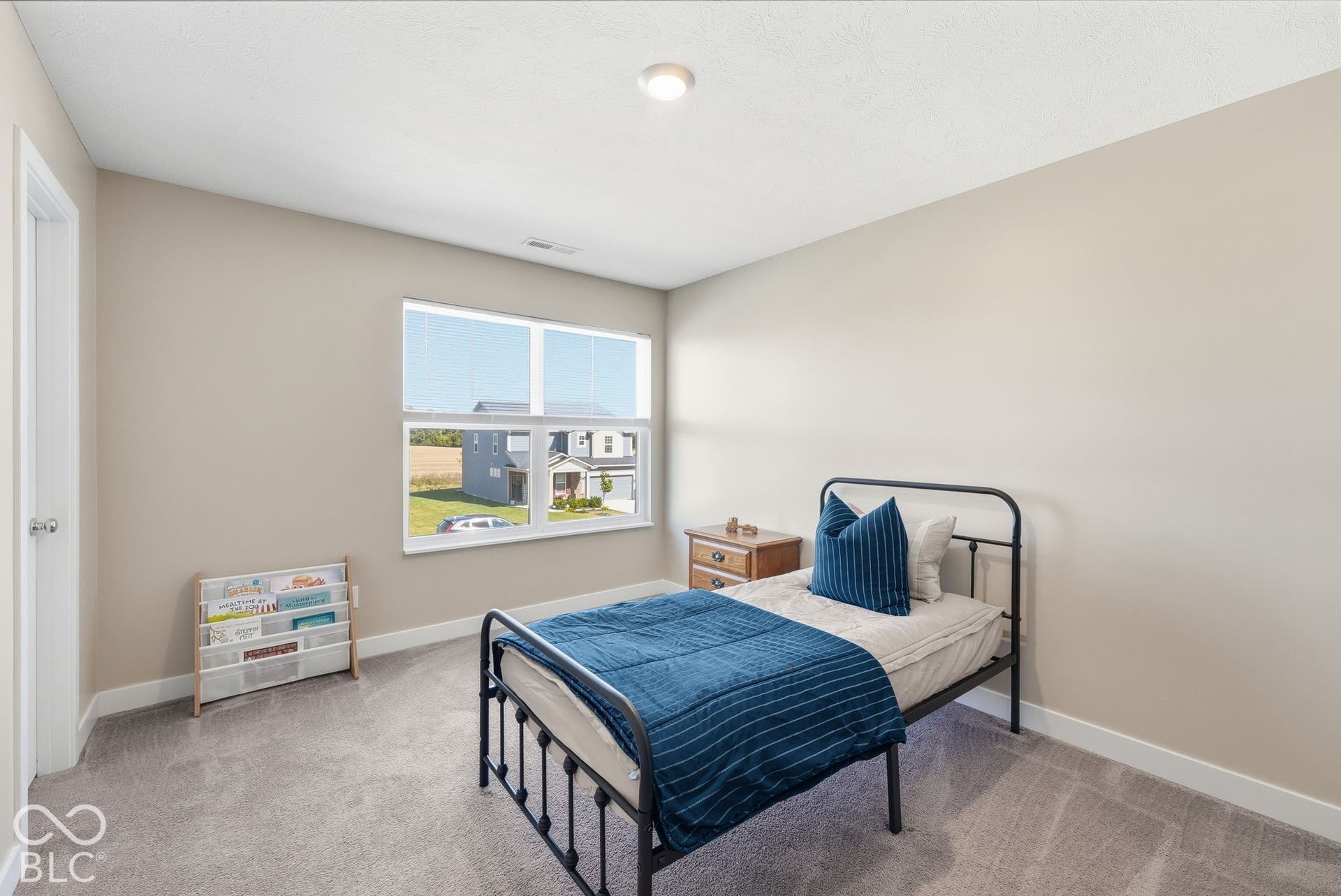 Another great sized bedroom with walk-in closet!
