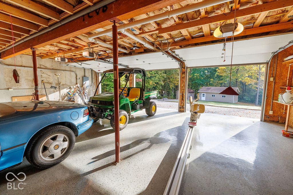 4006 Little Creek Drive S, Spencer, IN 47460 Garage
