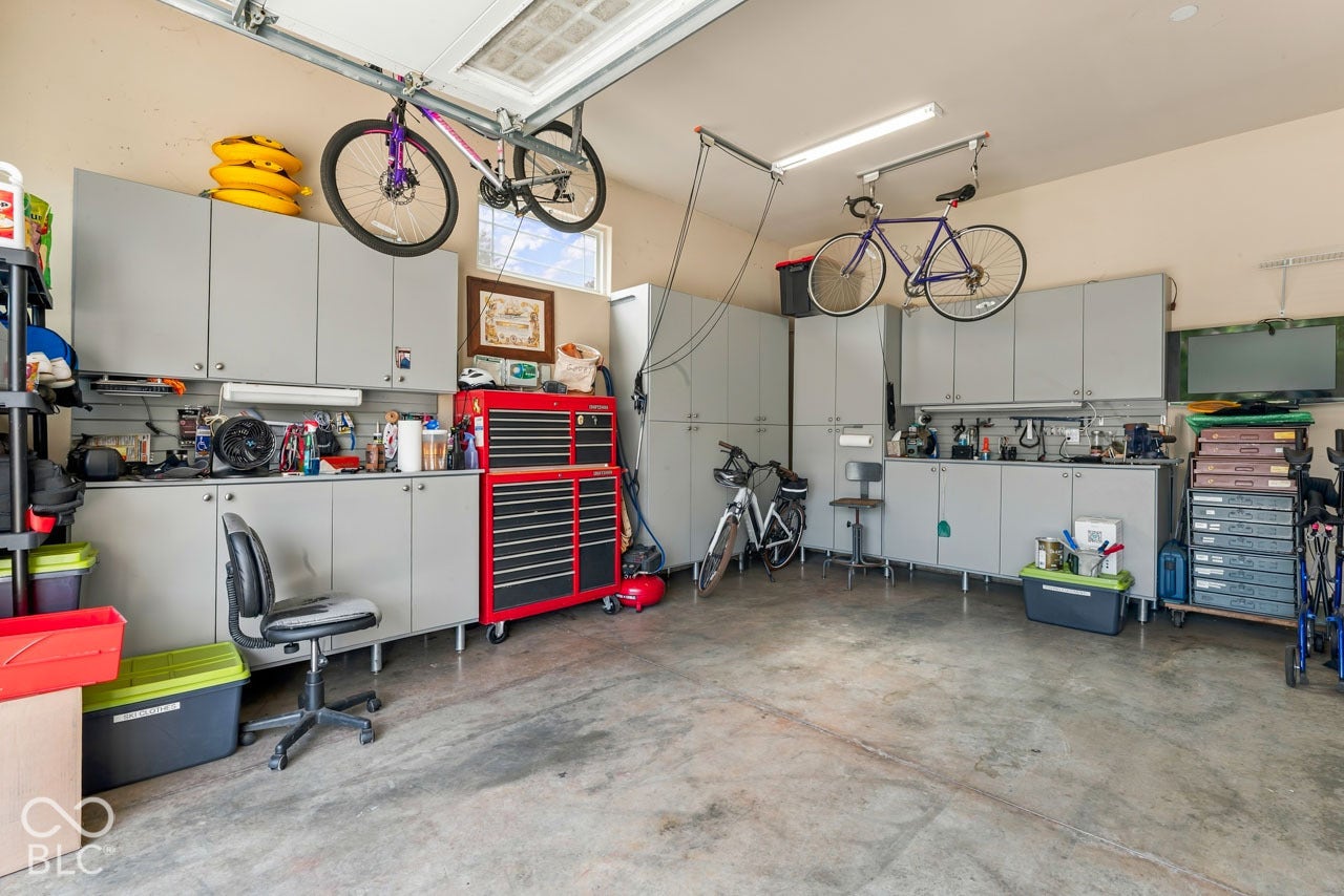 6736 W Stonegate Drive, Zionsville, IN 46077