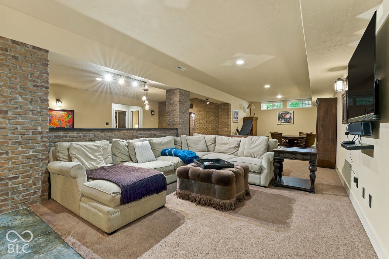 6736 W Stonegate Drive, Zionsville, IN 46077