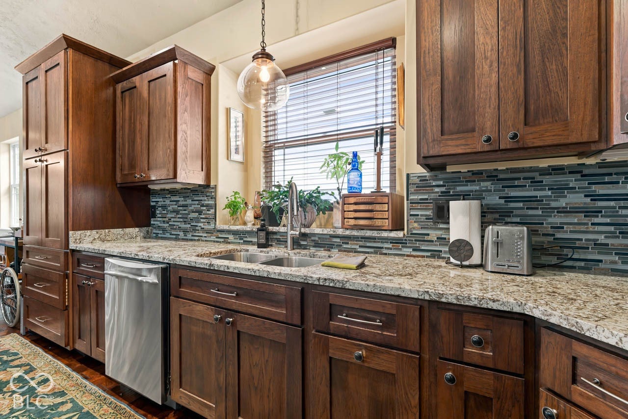 6736 W Stonegate Drive, Zionsville, IN 46077