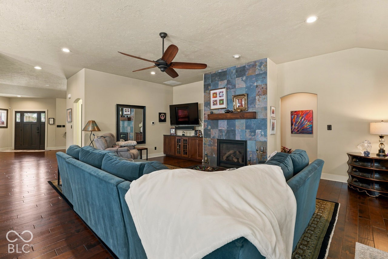 6736 W Stonegate Drive, Zionsville, IN 46077