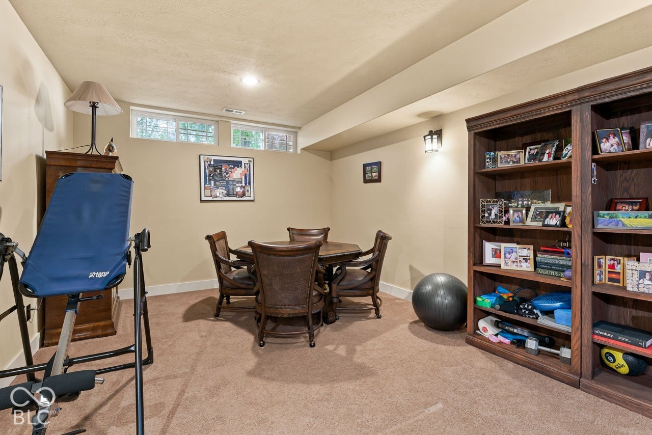 6736 W Stonegate Drive, Zionsville, IN 46077