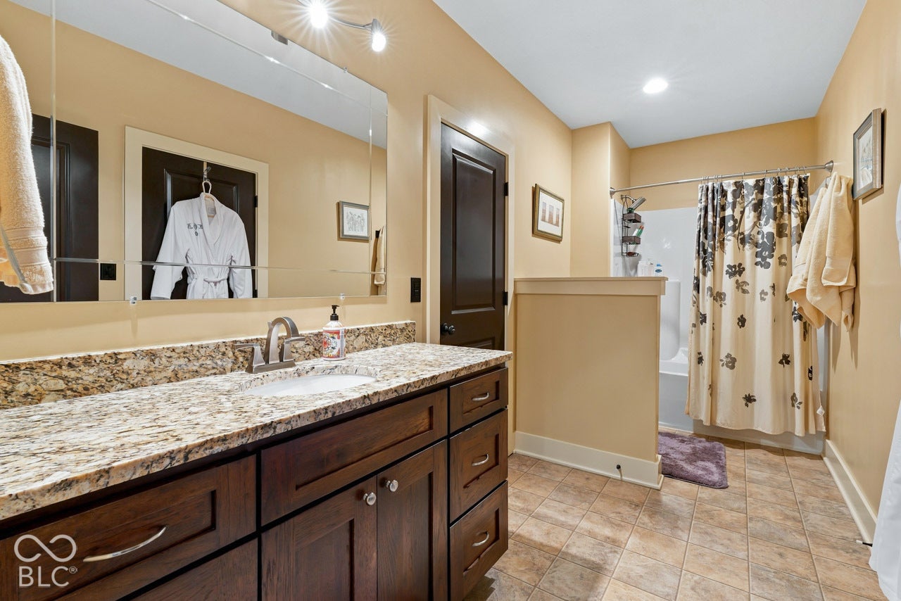 6736 W Stonegate Drive, Zionsville, IN 46077