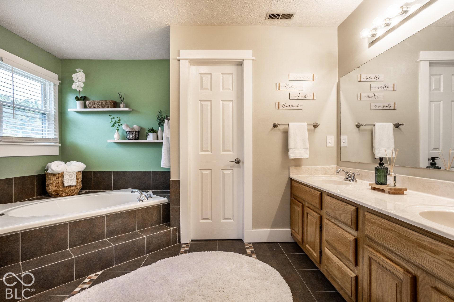 Dual Sinks and Relaxing Garden Tub!