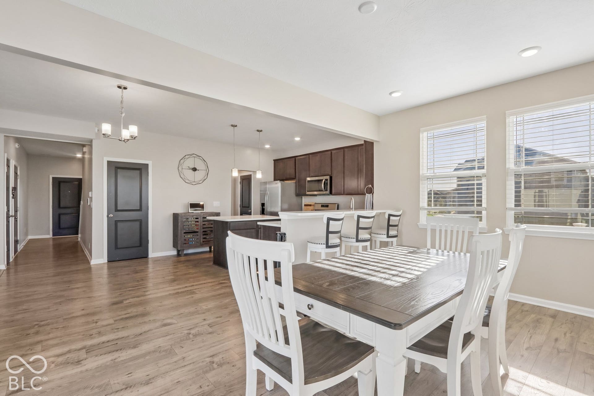 Morning room off of the kitchen features an eat-in peninsula and lots of natural light