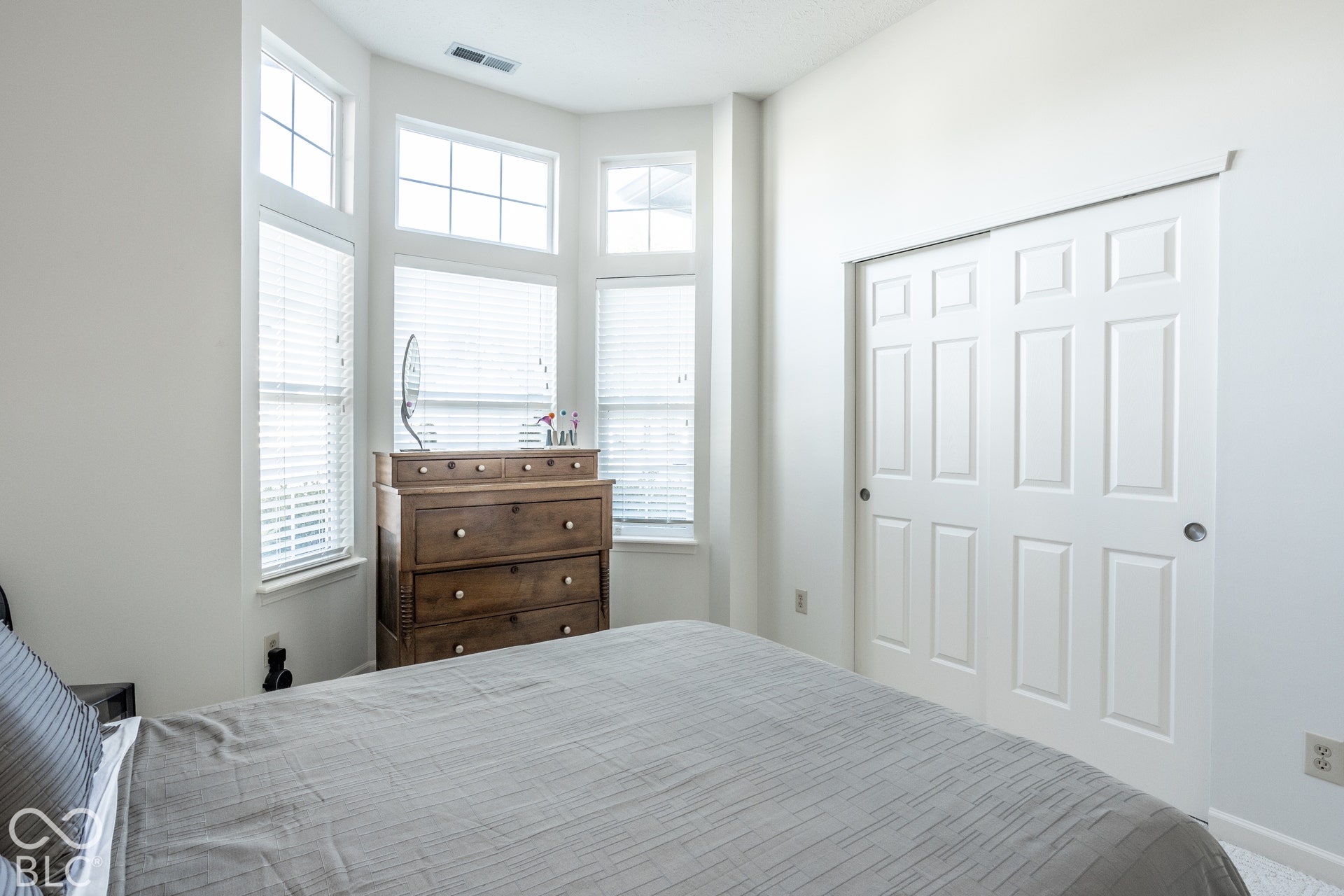 Cheery guest bed with bay window