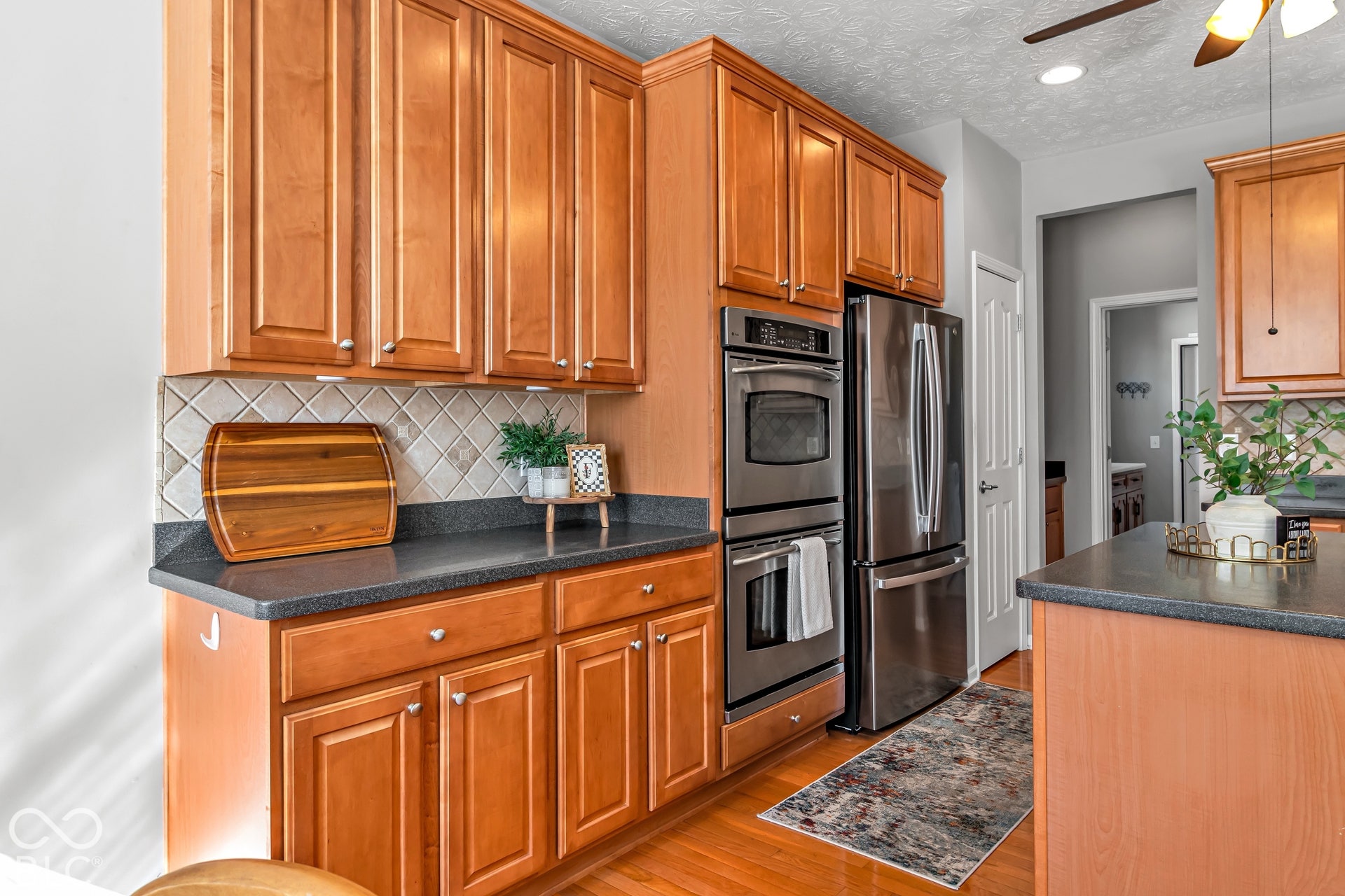 Make cooking a breeze with the double oven!