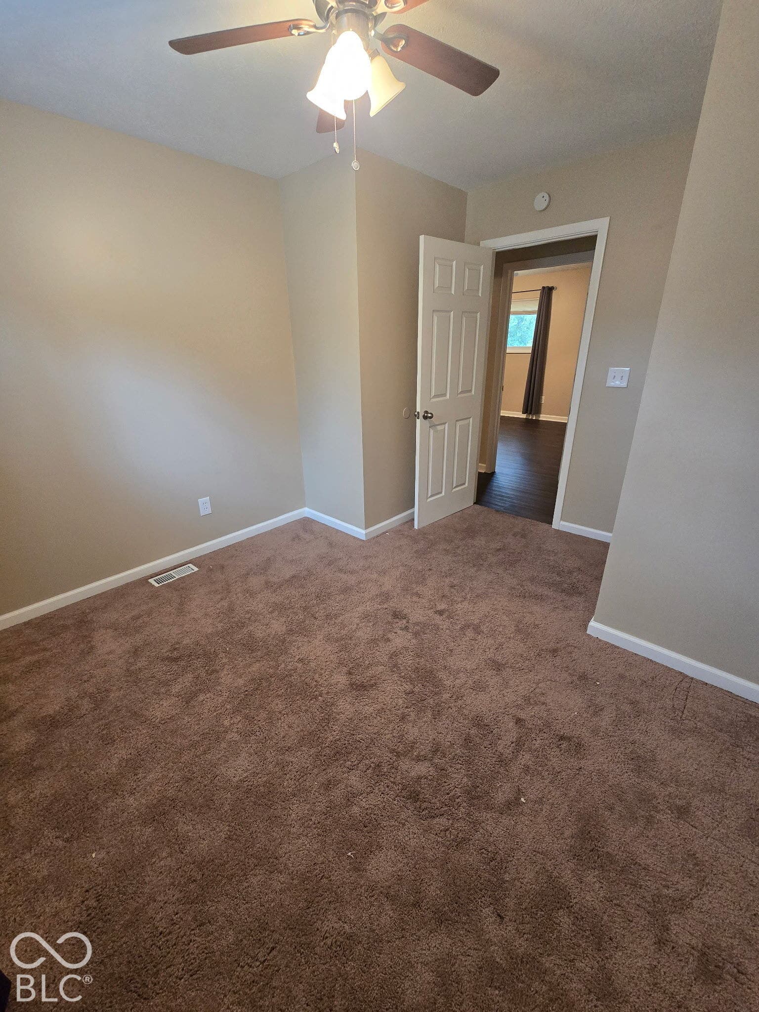 Ceiling fan with integrated lighting