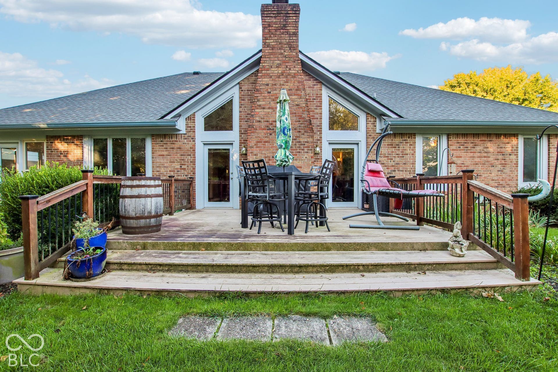 View of rear of home, deck and back yard