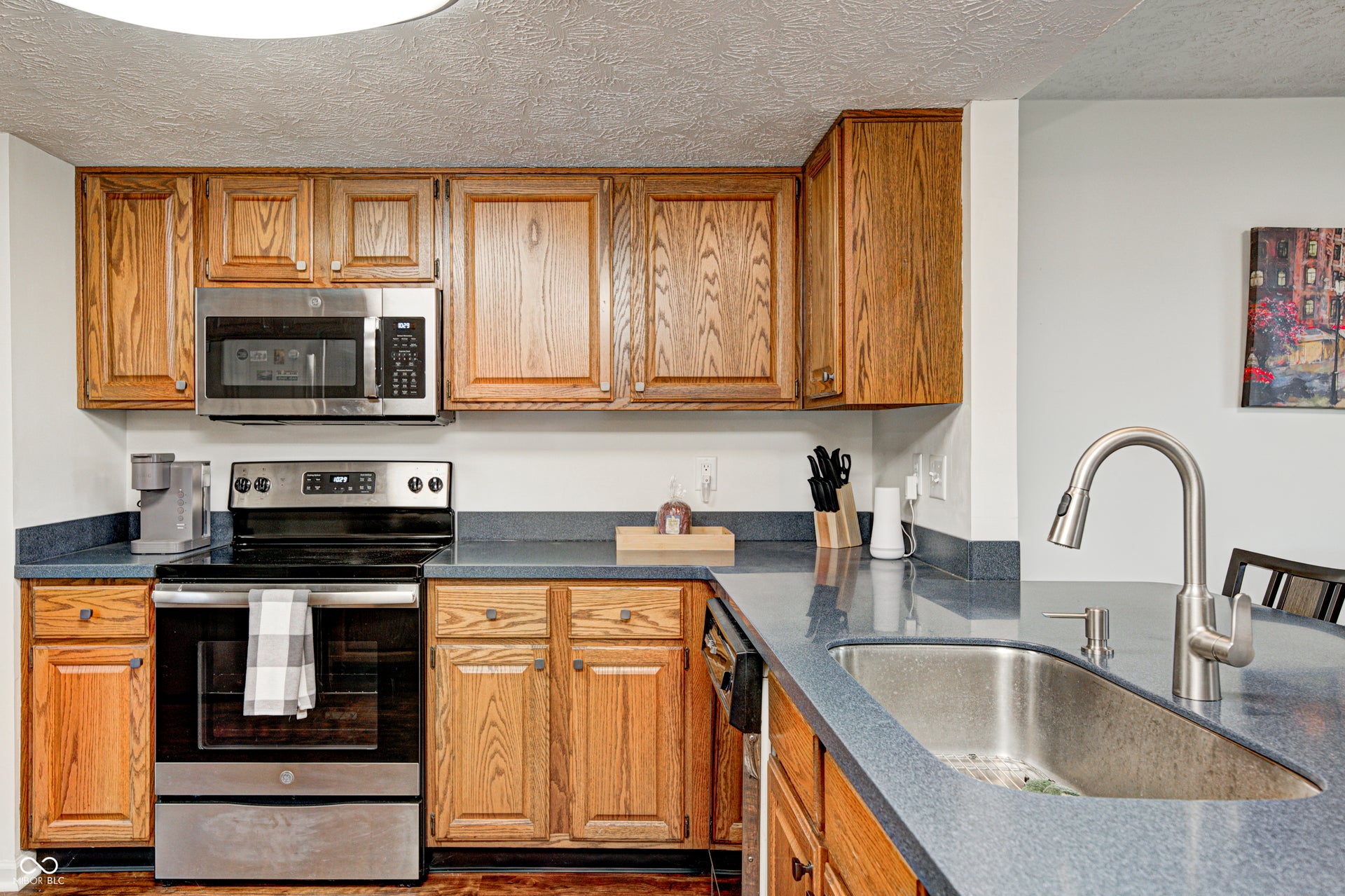 Lots of cabinets and pantry