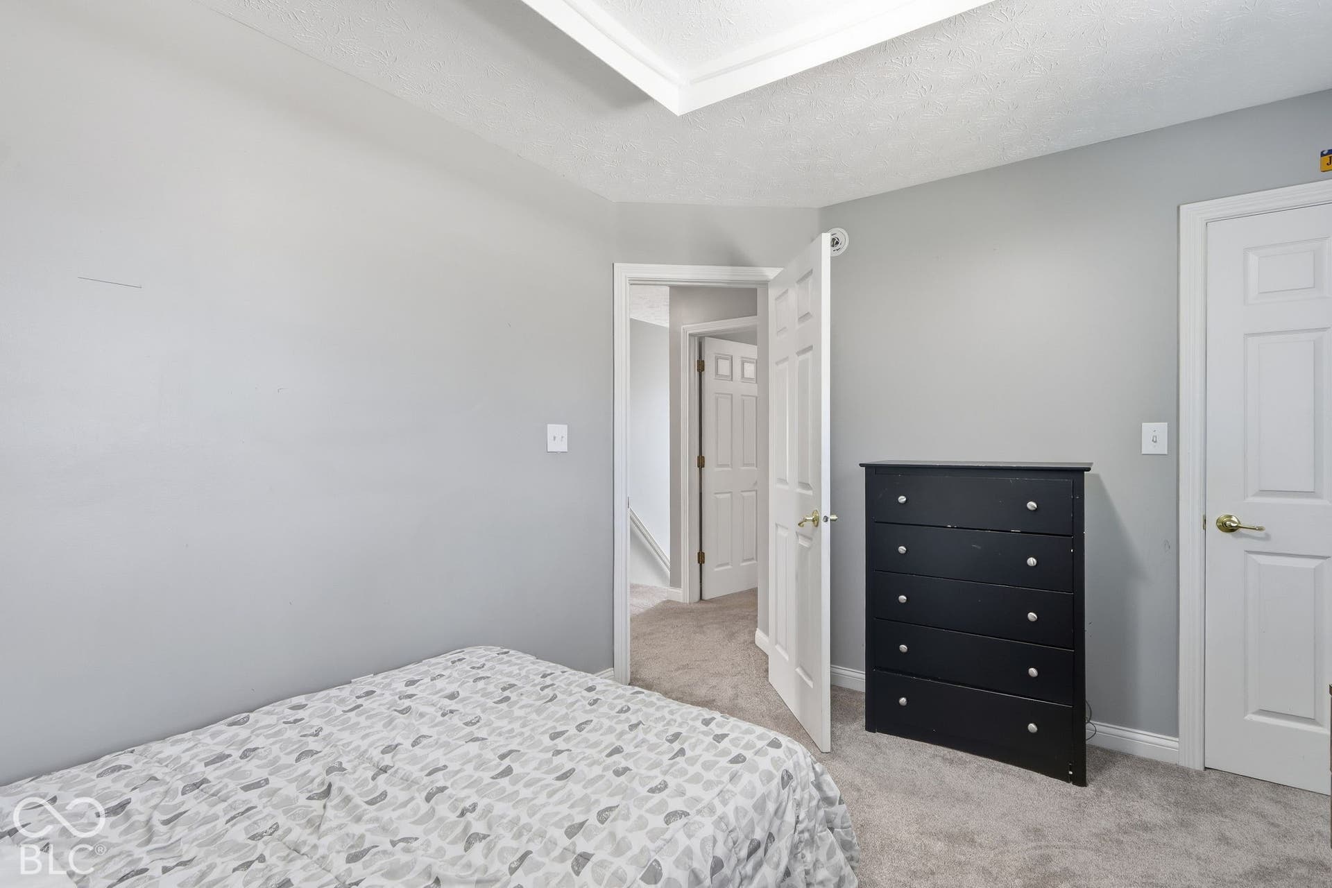8035 Meadow Bend Lane, Indianapolis, IN 46259 Neutral-toned wall finish