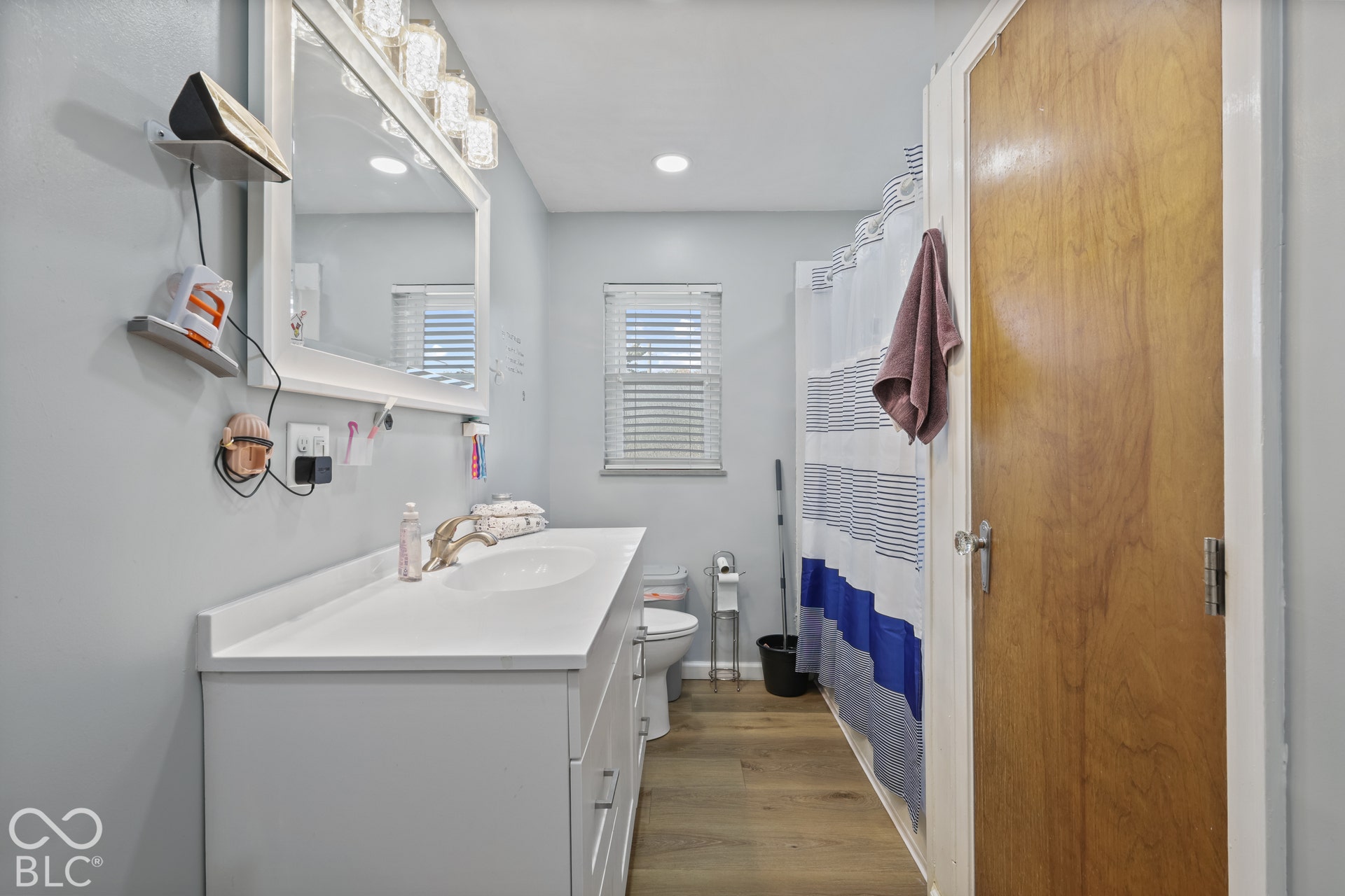 Single vanity with an integrated sink and white countertop
