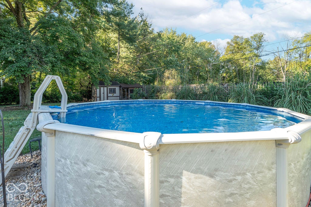 Above-ground pool with textured siding and an integrated entry ladder