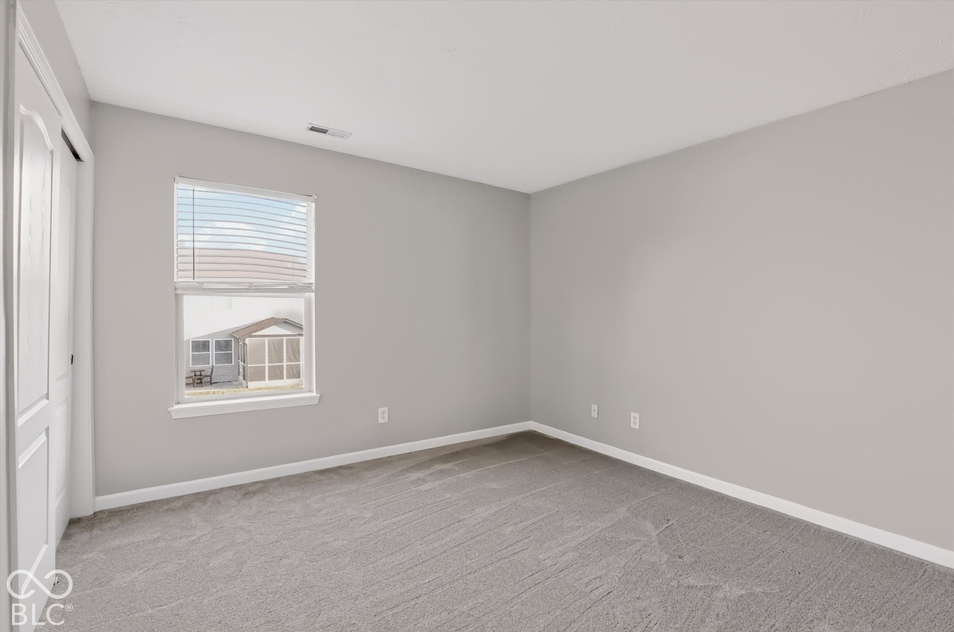 Secondary bedroom by the loft.