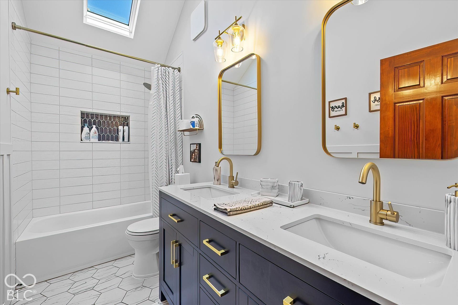 Guest bath w/ vaulted ceiling, double sinks, natural light, updated in 2023!