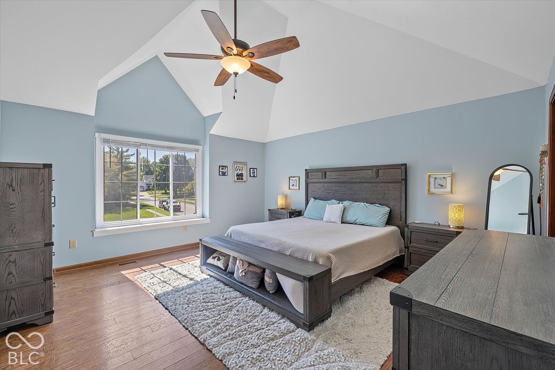 Spacious owners' bedroom w/ high ceilings, fan, huge closet, and master en suite