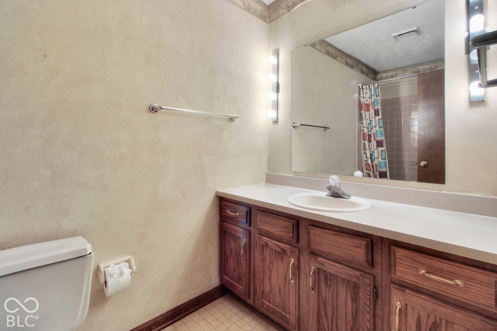 Upper level full bath