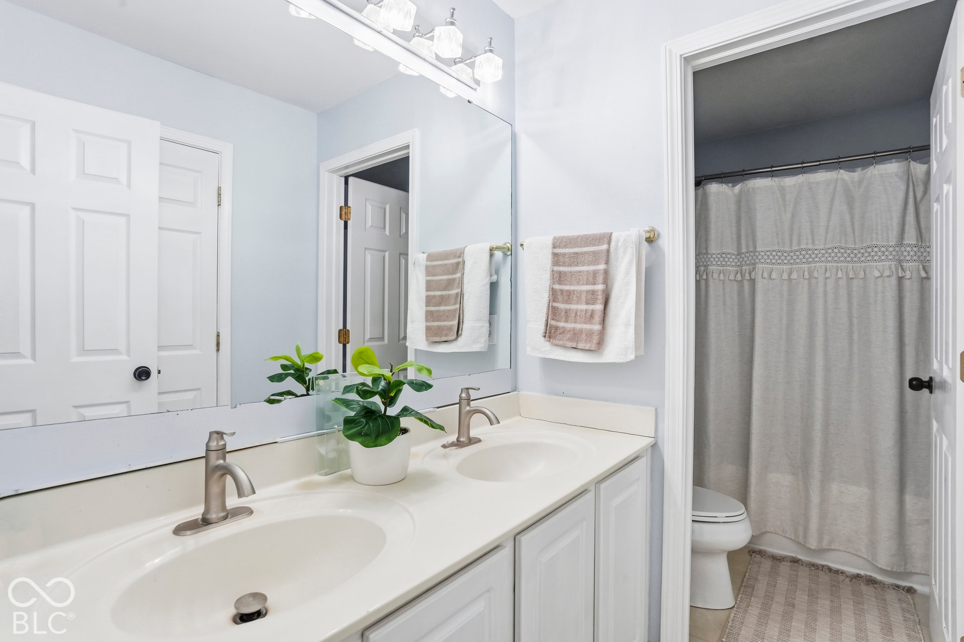 5889 Pebblestream Drive, Carmel, IN 46033 5889 Pebblestream Drive, Carmel, IN 46033