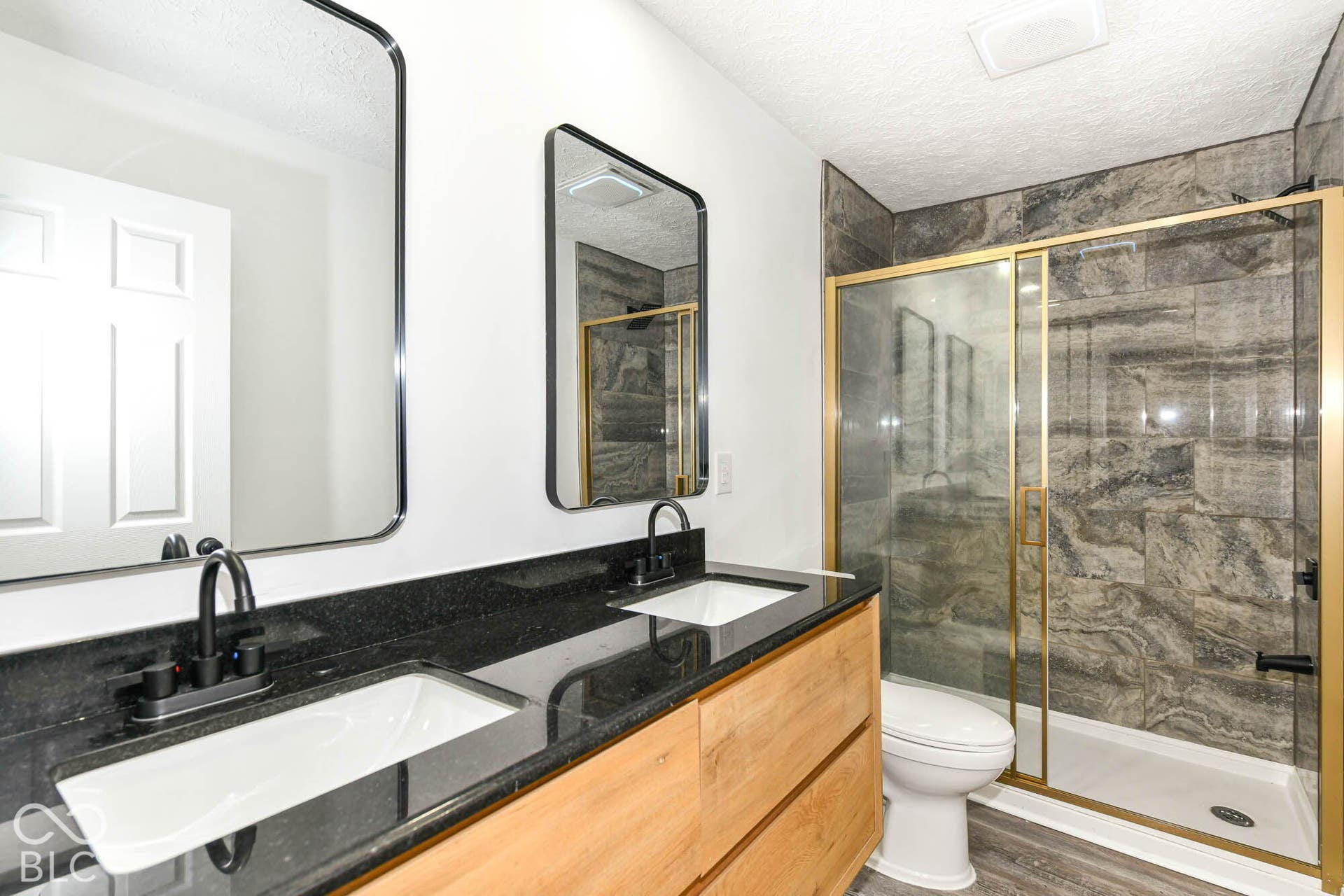 Dual rectangular mirrors with rounded corners