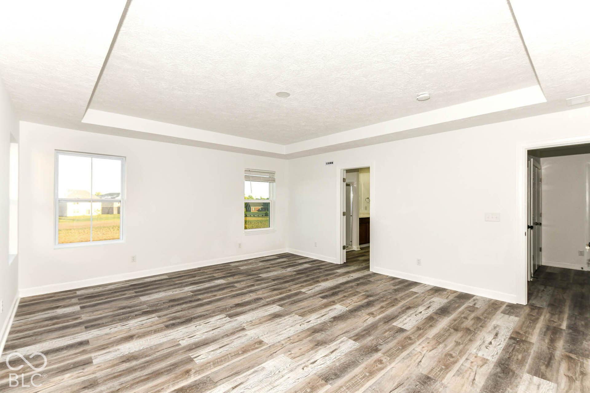 Tray ceiling with recessed lighting