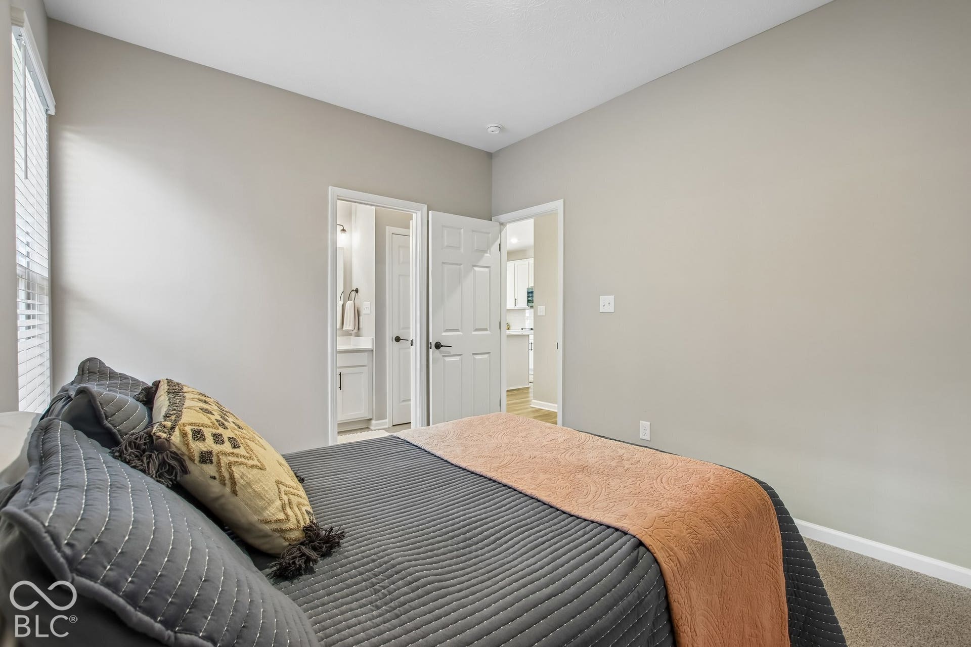 Neutral wall tones