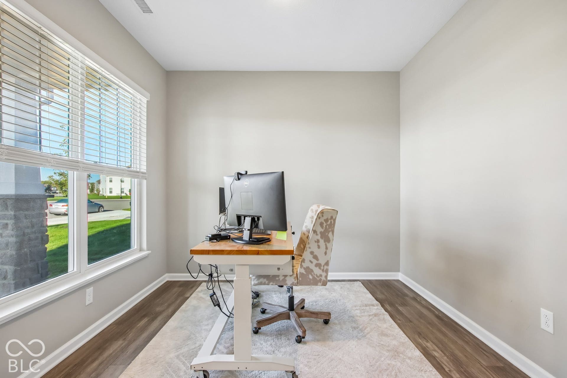 Expansive window with white blinds, wood-finish flooring, recessed lighting, and neutral wall paint