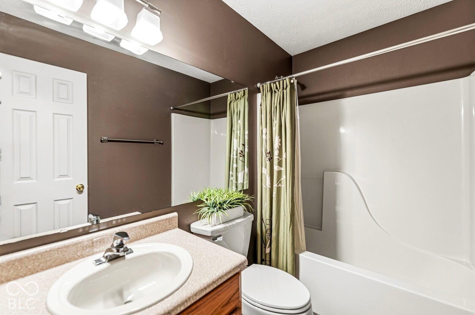 7203 Oakview Drive, Avon, IN 46123 7203 Oakview Drive, Avon, IN 46123