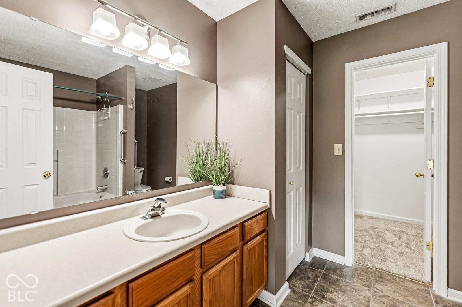 7203 Oakview Drive, Avon, IN 46123 7203 Oakview Drive, Avon, IN 46123