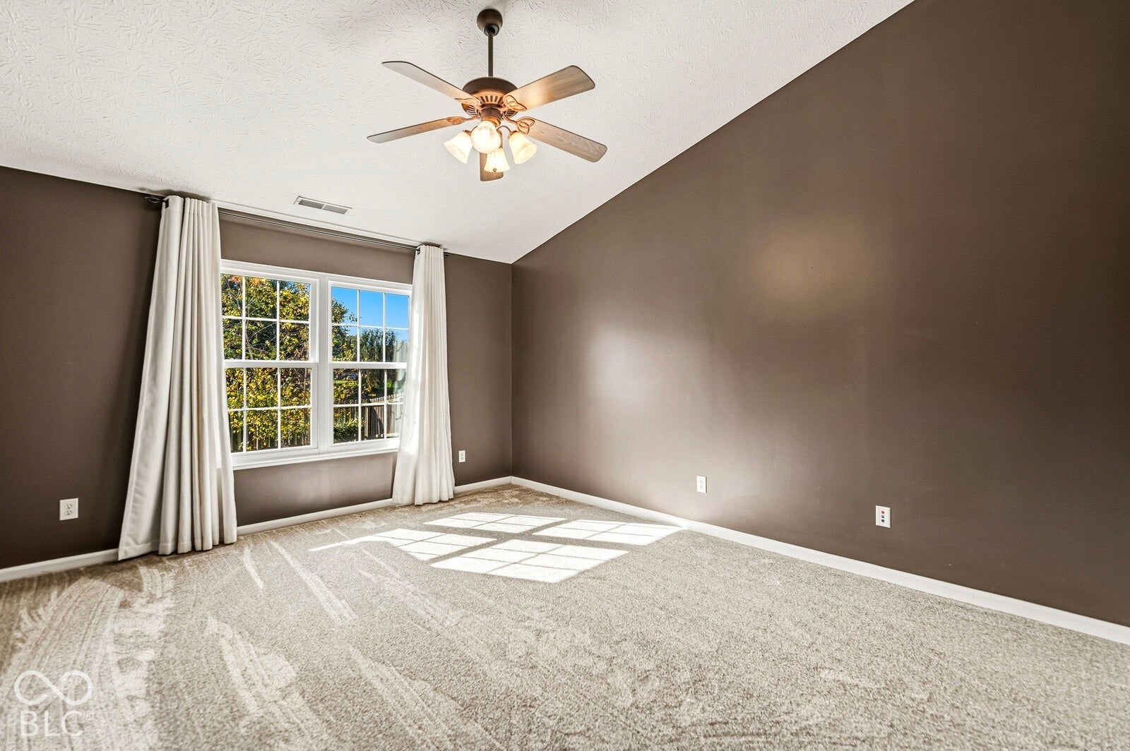 7203 Oakview Drive, Avon, IN 46123 7203 Oakview Drive, Avon, IN 46123