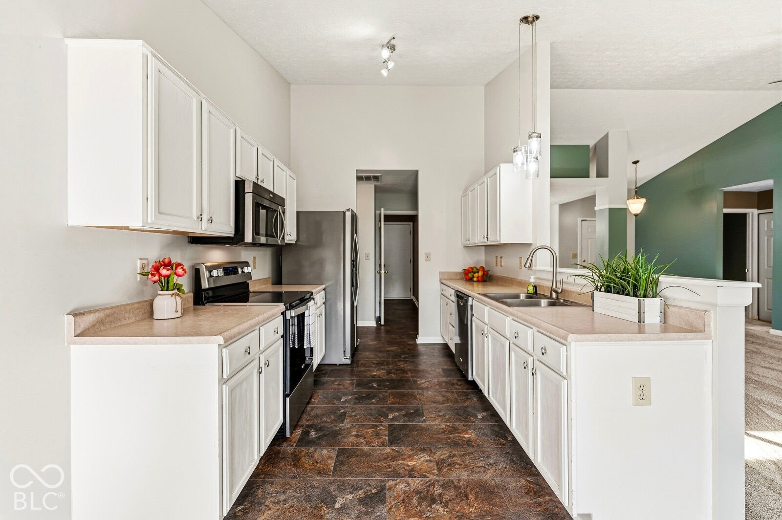 7203 Oakview Drive, Avon, IN 46123 7203 Oakview Drive, Avon, IN 46123