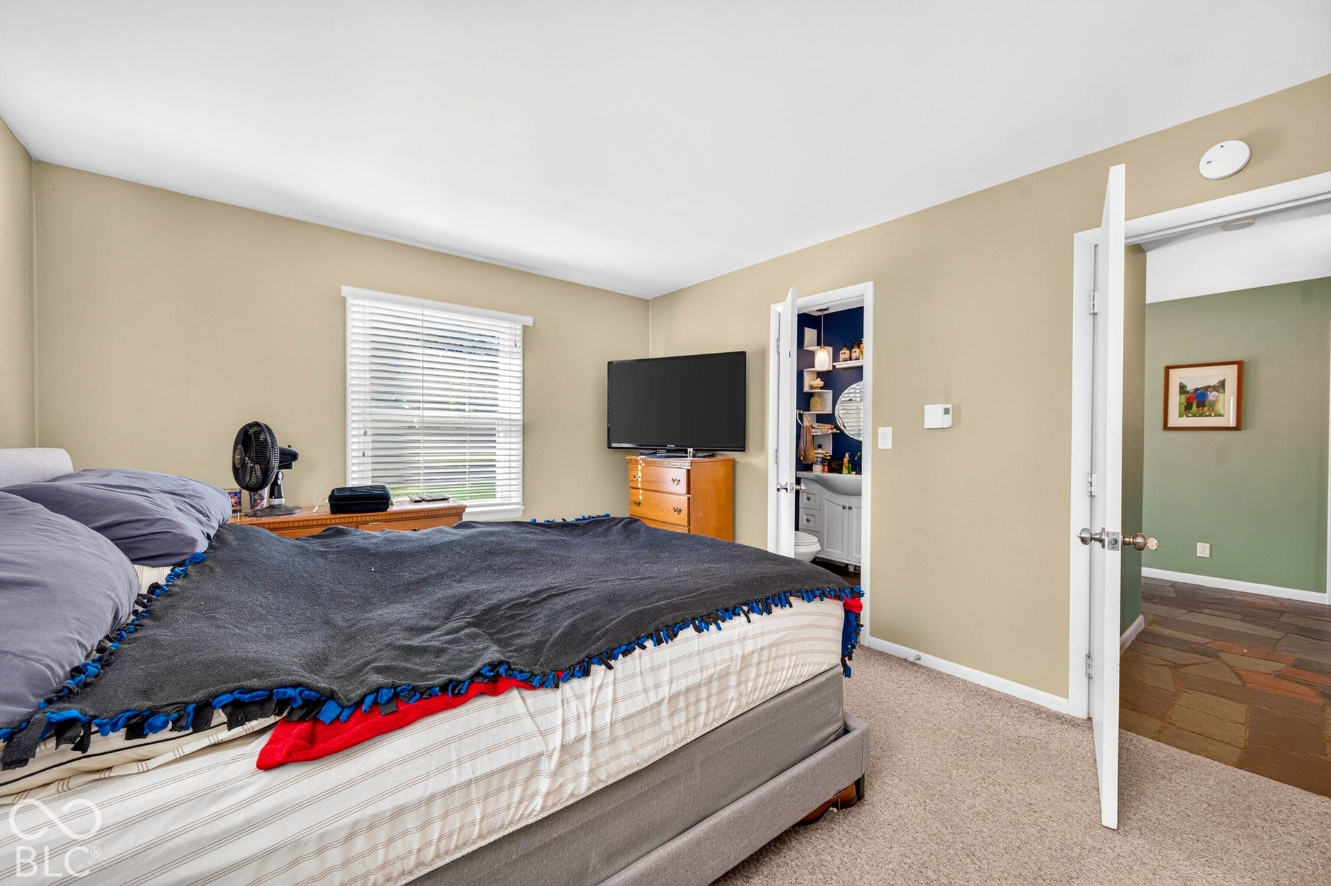 Wall-to-wall carpeting and neutral wall tones