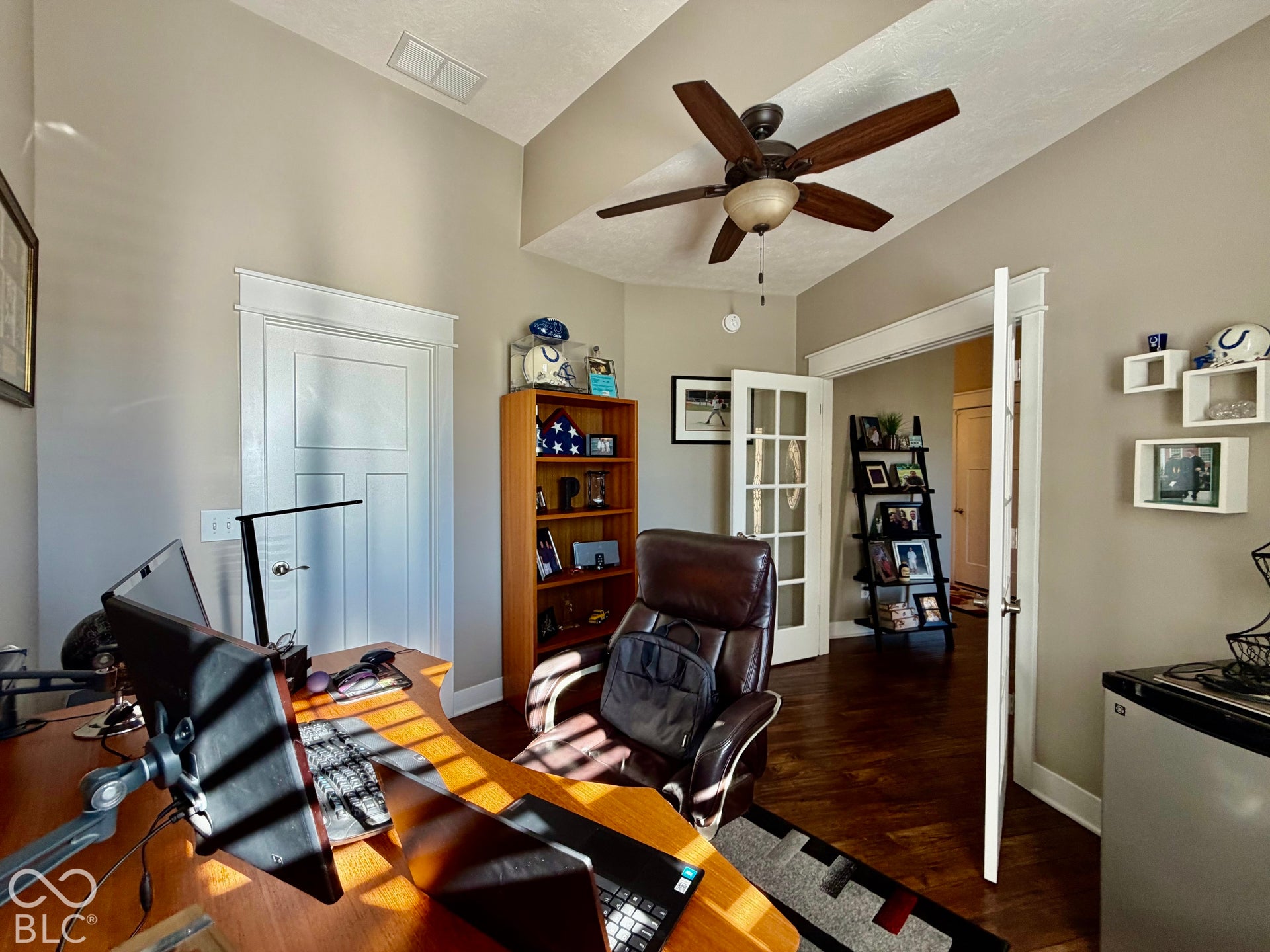 Varying ceiling heights with a ceiling fan, recessed lighting, and wood-finish flooring